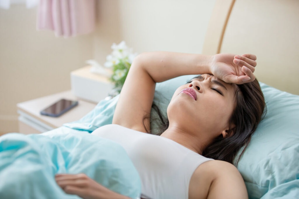 Woman has a trouble sleeping › 스타일리쉬 플레이스 머리를 감싸고 있는 여성. 수면 부족으로 인해 불편함을 느끼고 있는 모습.
