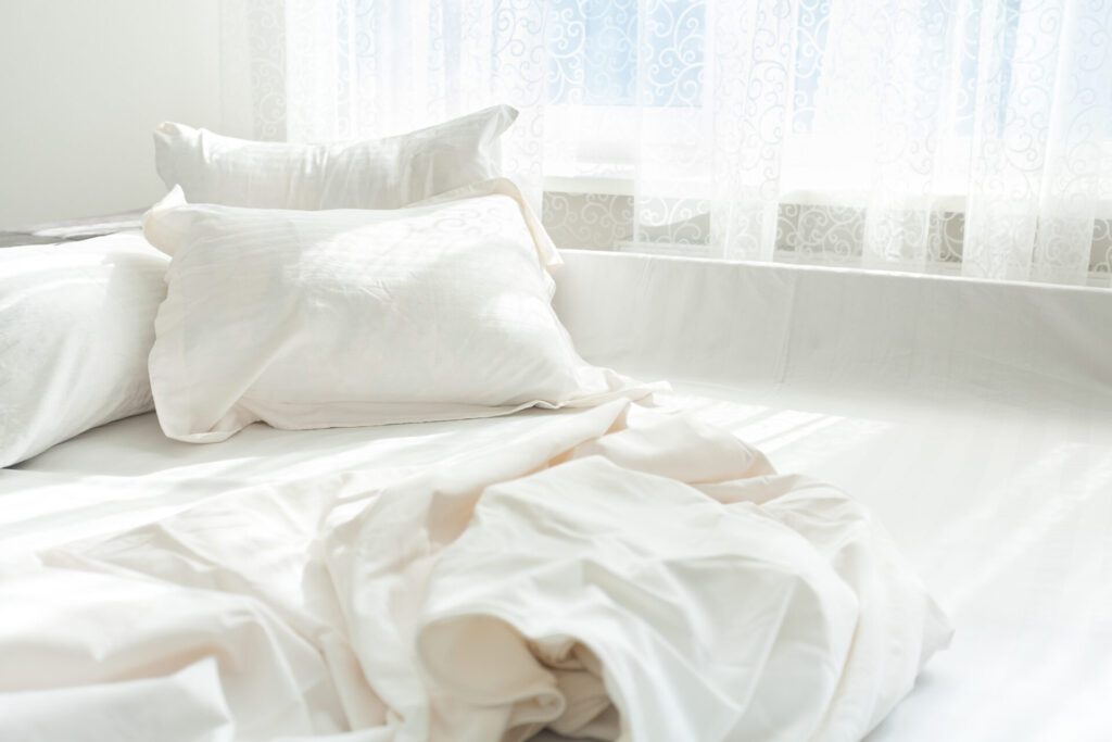 untidy bed against window › 스타일리쉬 플레이스 부적절한 베개 선택은 불편함과 통증이 발생합니다.