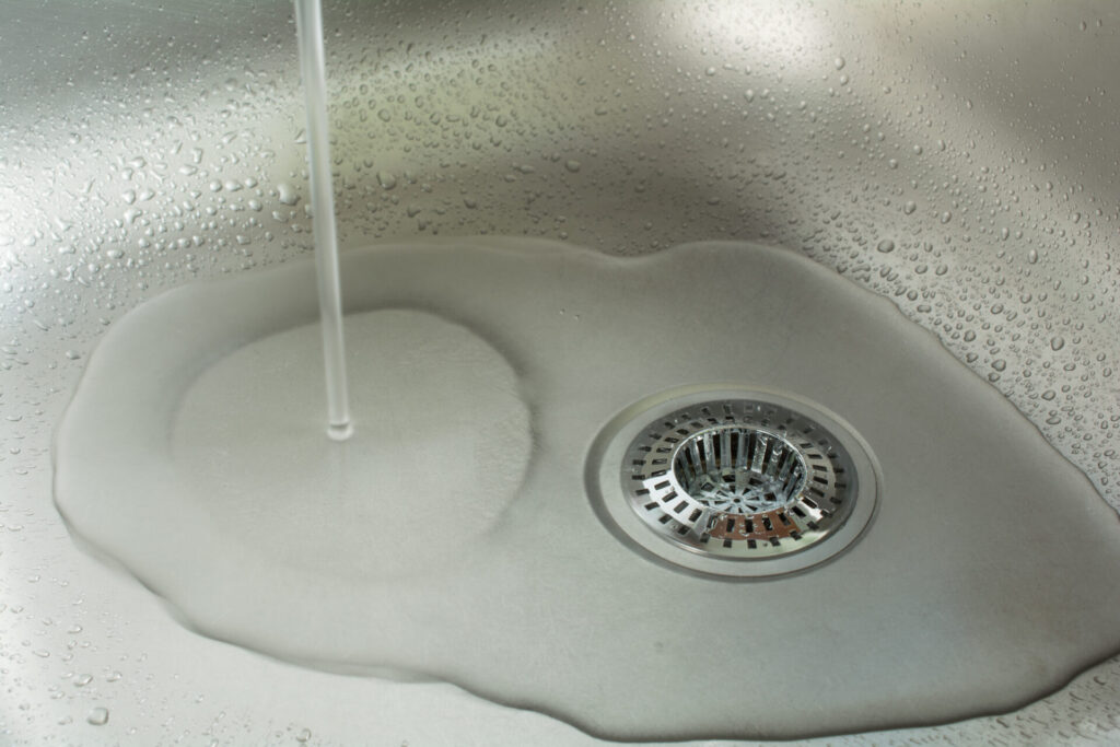 Sink With Waterdrops Water Jet And Chrome Drain Strainer › 스타일리쉬 플레이스 스테인리스 스틸 싱크대에 물을 흐르는 모습, 세척 후 물 자국을 제거하는 과정
