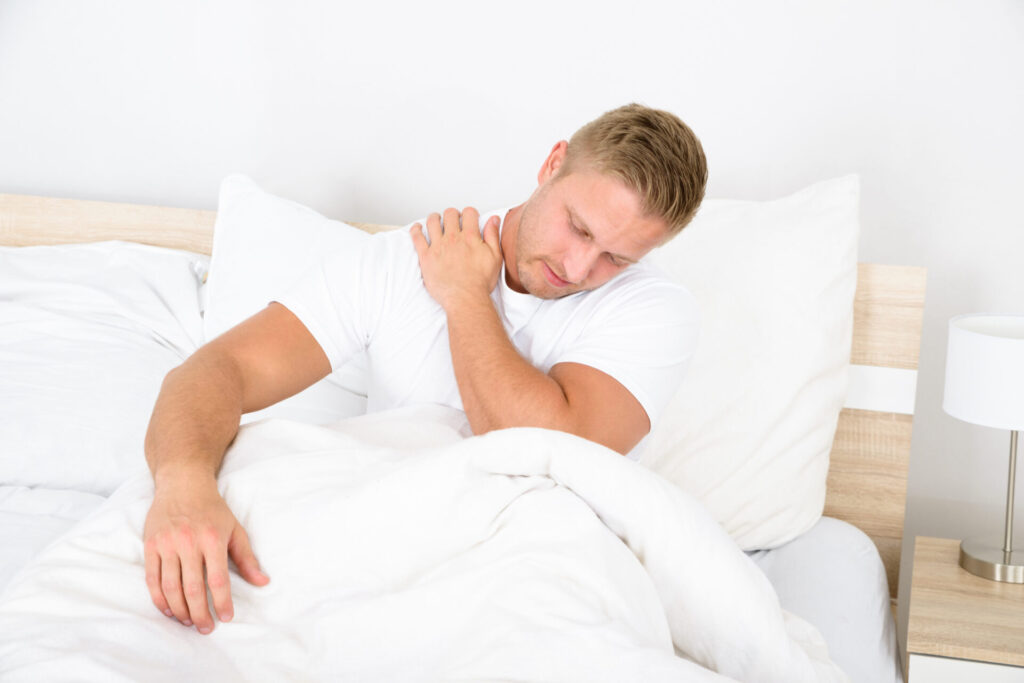 Young Man Suffering From Shoulder Pain › 스타일리쉬 플레이스 높은베개 vs 낮은베개 어떤게 더 좋을까?