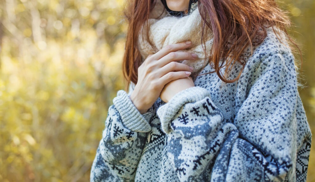 female hands over the sweater soft focus › 스타일리쉬 플레이스 니트 스웨터와 목도리를 착용한 가을 패션 스타일