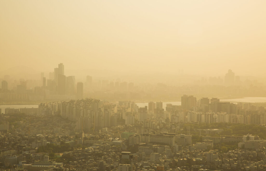 미세먼지와 실외 건조의 위험성 › 스타일리쉬 플레이스 미세먼지로 인해 뿌연 하늘 아래 펼쳐진 도시 전경