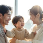 부모와 아이가 함께 웃고 있는 모습, 따뜻한 분위기에서 즐거운 시간을 보내는 가족