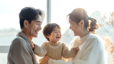 부모와 아이가 함께 웃고 있는 모습, 따뜻한 분위기에서 즐거운 시간을 보내는 가족