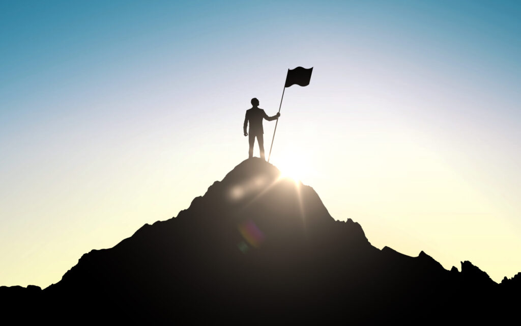 silhouette of businessman with flag on mountain › 스타일리쉬 플레이스 산 정상에서 깃발을 든 성공적인 사람