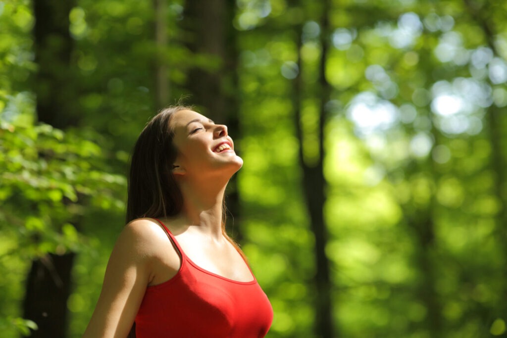 Woman breathing fresh air in the forest › 스타일리쉬 플레이스 밝게 웃고 있는 자신감 있는 여성