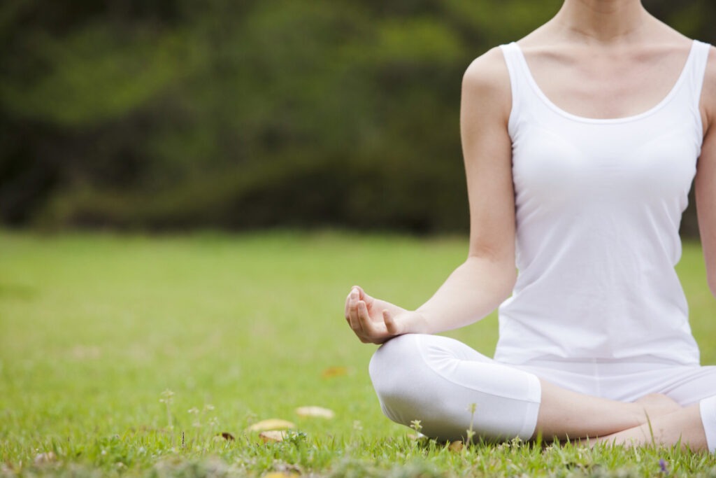 meditation-self-esteem-practice › 스타일리쉬 플레이스 자연 속에서 명상 자세를 취하는 여성