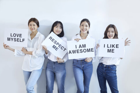 자존감과 자신감을 표현하는 네 명의 여성