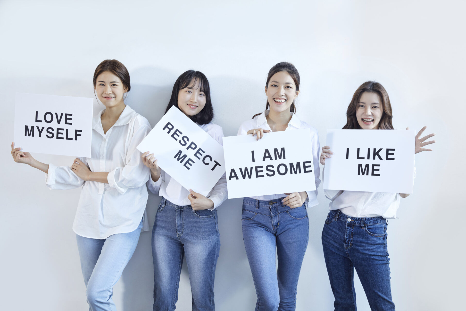 자존감과 자신감을 표현하는 네 명의 여성