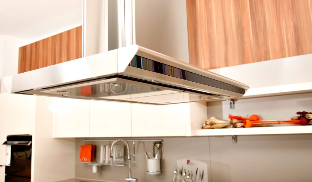 Cooker hood › 스타일리쉬 플레이스 스테인리스 스틸 주방 후드와 깔끔한 조리 공간이 특징인 현대적인 주방 인테리어