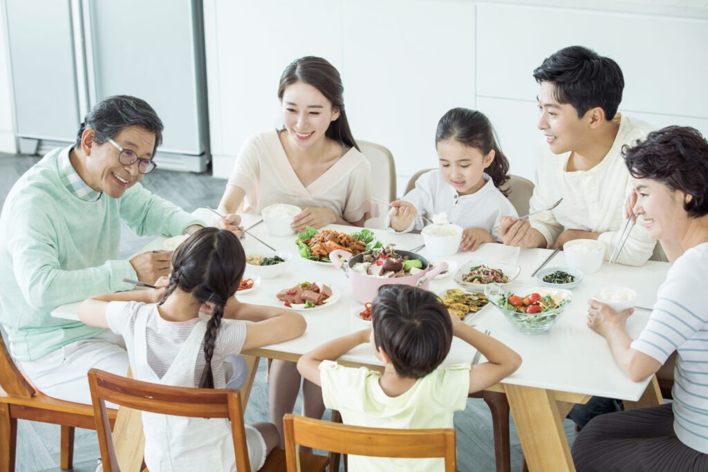 가족과의 시간으로 스트레스 해소 › 스타일리쉬 플레이스 가족이 함께 식사하며 정서적 지지를 나누는 모습