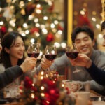 홈 파티에서 와인잔을 들고 건배하는 친구들