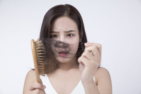 헤어케어 노하우를 찾는 여성, 헤어브러시에 엉킨 손상된 머리카락