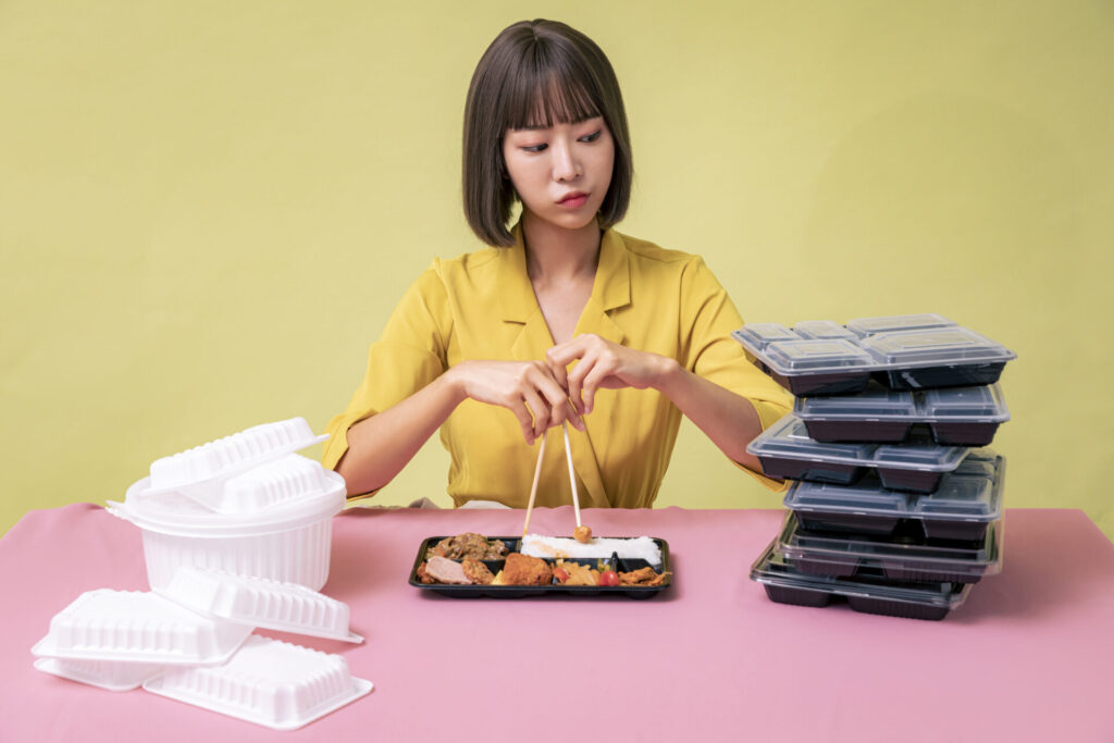 도시락 준비하기 › 스타일리쉬 플레이스 여성 모델이 도시락을 준비하는 모습.