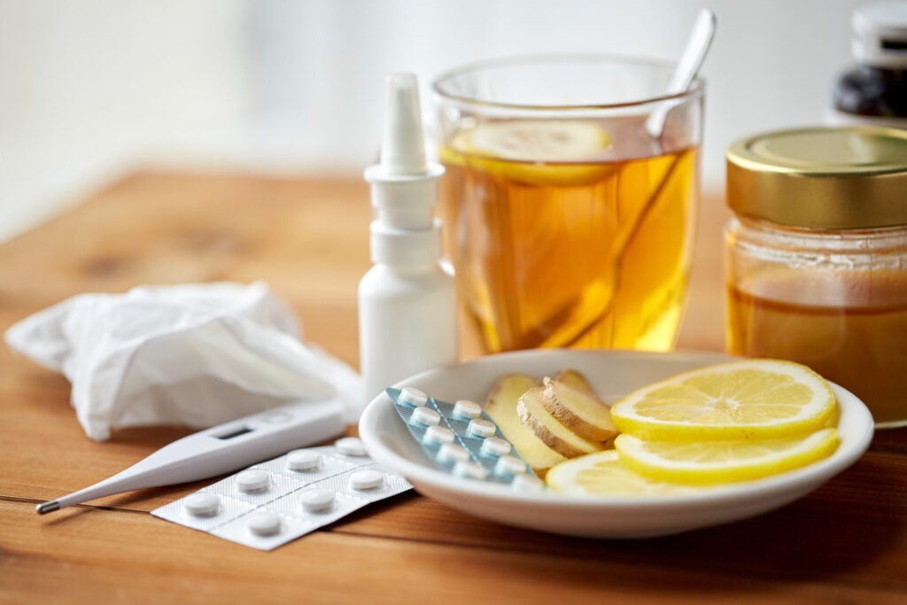 traditional medicine and drugs › 스타일리쉬 플레이스 레몬·생강·감기약·체온계·티슈와 함께 놓인 따뜻한 차 한 잔, 환절기 감기 예방을 위한 준비물들