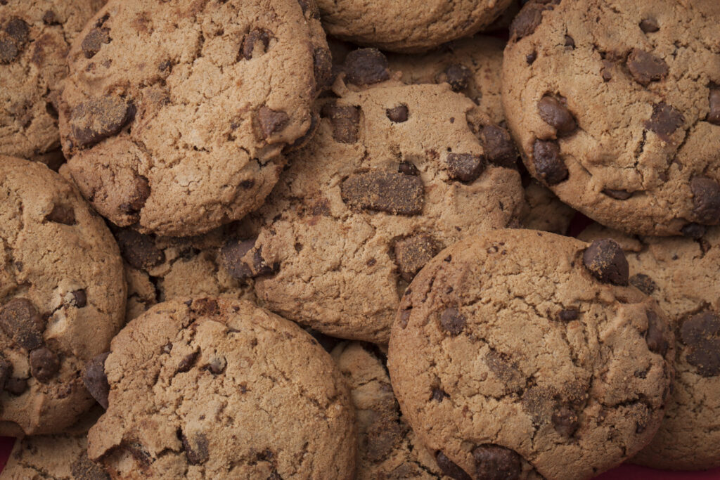 closeup_of_choco_chip_cookiesjpg › 스타일리쉬 플레이스 바삭한 초코칩 쿠키의 근접 촬영
