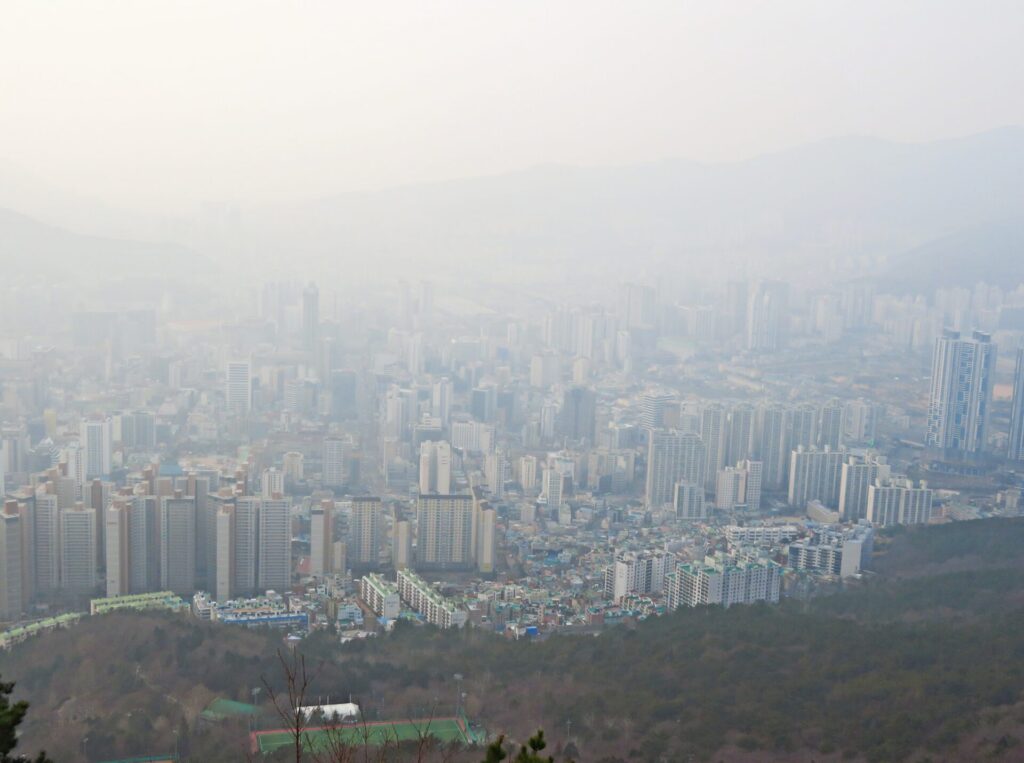 CK_tc02200000143 › 스타일리쉬 플레이스 미세먼지로 인해 뿌옇게 흐려진 도심 전경, 대기 오염으로 가시거리가 짧아진 모습