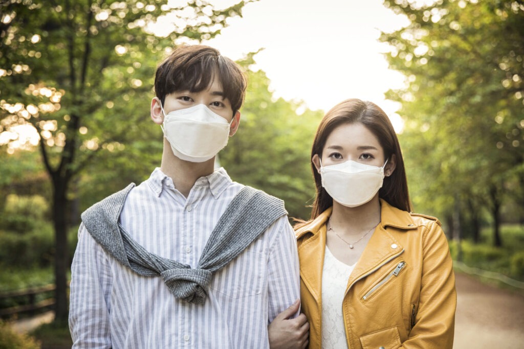 CK_tip110s19040094 › 스타일리쉬 플레이스 공원에서 마스크를 착용한 젊은 남녀, 봄철 미세먼지 대비하는 모습