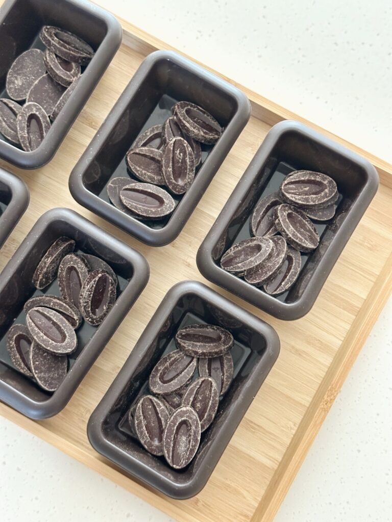 초콜릿 몰드 만들기 준비 단계 › 스타일리쉬 플레이스 루치 미니식빵몰드에 다크 초콜릿 코인을 담아 녹이기 전 준비된 어린이날 홈베이킹 재료