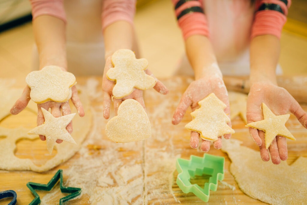 Little chefs show dough cut out by cookie cutters › 스타일리쉬 플레이스 아이들이 별, 하트, 트리 등 다양한 모양의 쿠키 반죽을 손에 들고 보여주는 모습