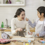 어린이날 을 맞아 아이와 함께 주방에서 즐겁게 간식을 만드는 모습