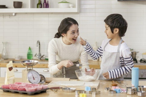 어린이날 을 맞아 아이와 함께 주방에서 즐겁게 간식을 만드는 모습