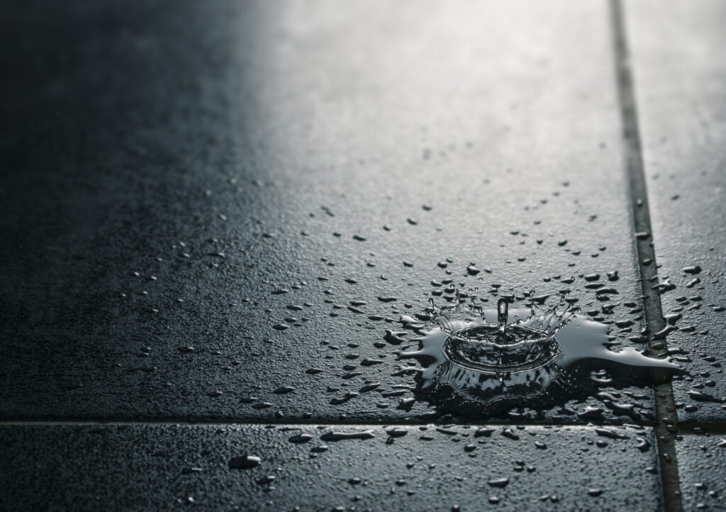Water Leak Waterproof Tile Flooring › 스타일리쉬 플레이스 타일 바닥 위에 튄 물방울과 물 웅덩이, 건식 욕실 제습 전 상태