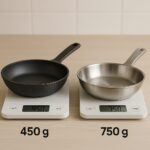 티타늄 프라이팬과 스테인리스 프라이팬이 각각 저울에 올려져 있으며, 티타늄 팬은 450g, 스테인리스 팬은 750g을 나타내는 무게 비교 이미지