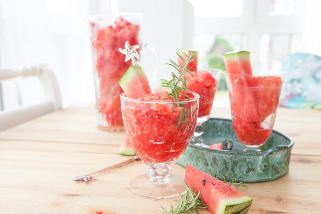 Frisches Granita aus Wassermelone › 스타일리쉬 플레이스 샤베트처럼 갈린 수박과 수박 조각이 담긴 유리잔 디저트, 여름철 시원한 홈카페 스타일링 이미지