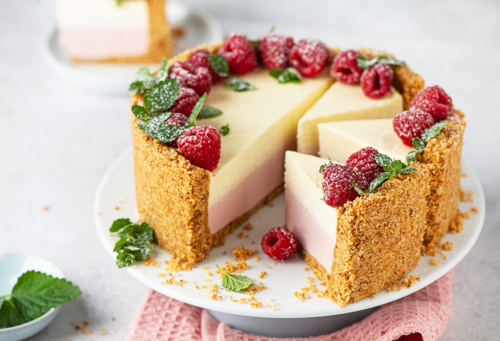 Käsekuchen ohne backen mit Himbeeren › 스타일리쉬 플레이스 라즈베리와 민트 잎으로 장식된 층층이 무스 치즈케이크, 바삭한 크러스트와 상큼한 컬러가 돋보이는 디저트