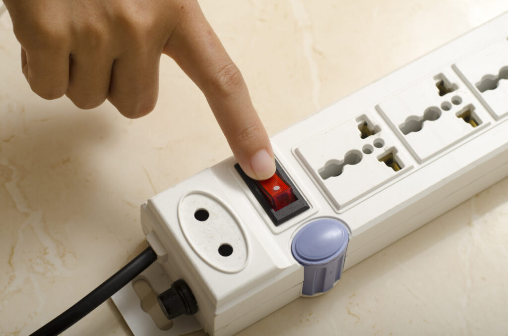 hand turn on switch multiple socket plug › 스타일리쉬 플레이스 멀티탭 전원 스위치를 끄는 손가락, 대기전력 차단을 실천하는 절전 습관의 상징