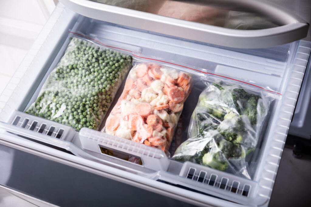 Frozen Vegetables In The Fridge › 스타일리쉬 플레이스 냉동실을 지퍼백으로 깔끔하게 정리한 미니멀리스트 식재료 수납 예시