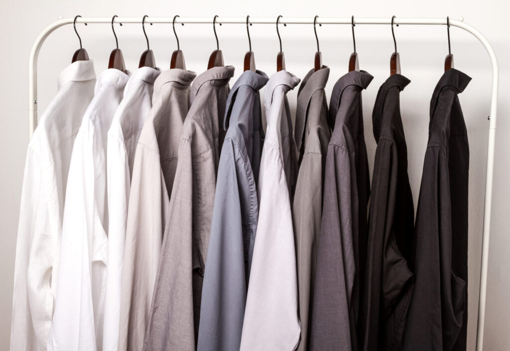 Several shirts on a hanger › 스타일리쉬 플레이스 화이트 논슬립행거에 색상별 셔츠가 정돈돼 걸려 있는 옷장 모습