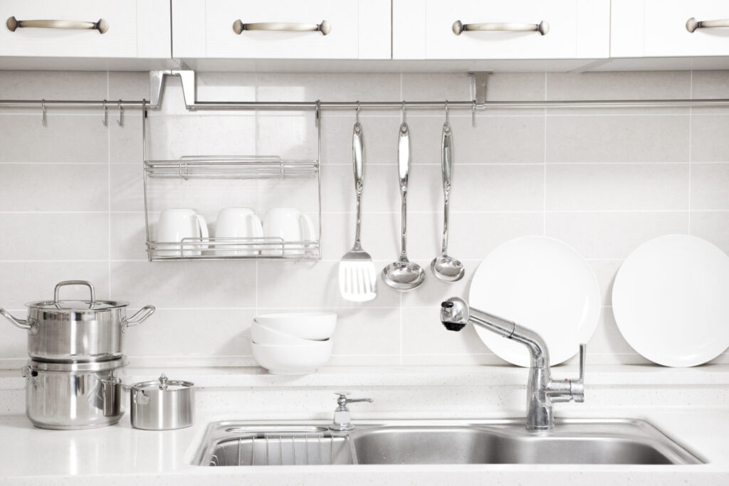 깨끗한 주방 싱크대와 냄비, 주방 살림 꿀팁을 활용한 냄비 탄 자국 제거법