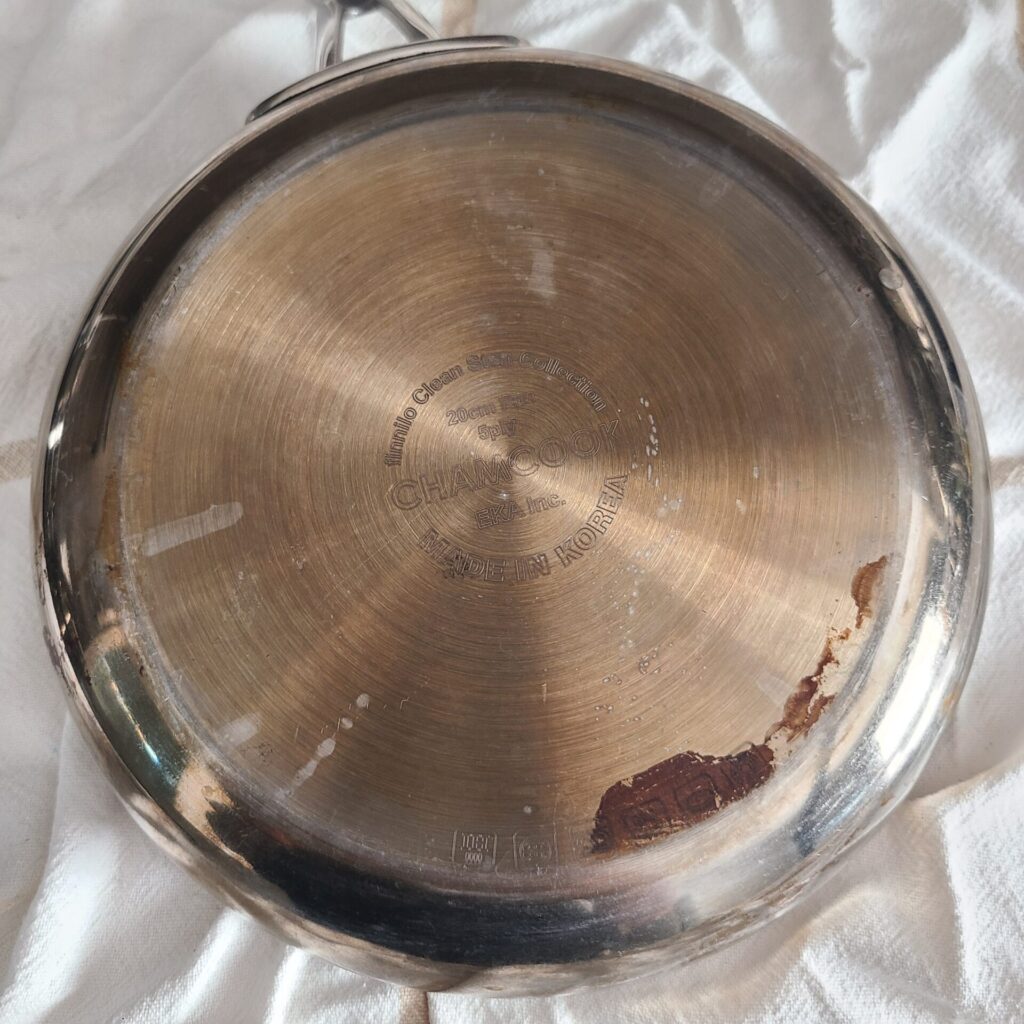 스테인리스 냄비 바닥에 생긴 탄 자국, 냄비 탄 자국 제거법 적용 전 모습