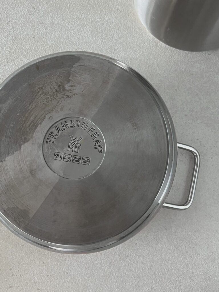 스테인리스 냄비 바닥에 남은 얼룩과 탄 자국, 냄비 탄 자국 제거법 적용 전 모습