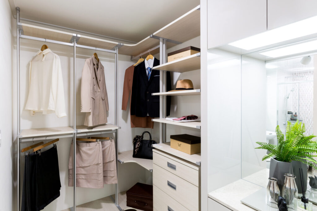 상자와 옷이 깔끔하게 정리된 옷장 수납 공간