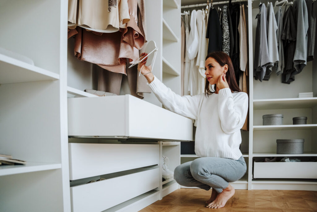 옷장 서랍을 정리하며 의류를 수납하는 사람의 모습