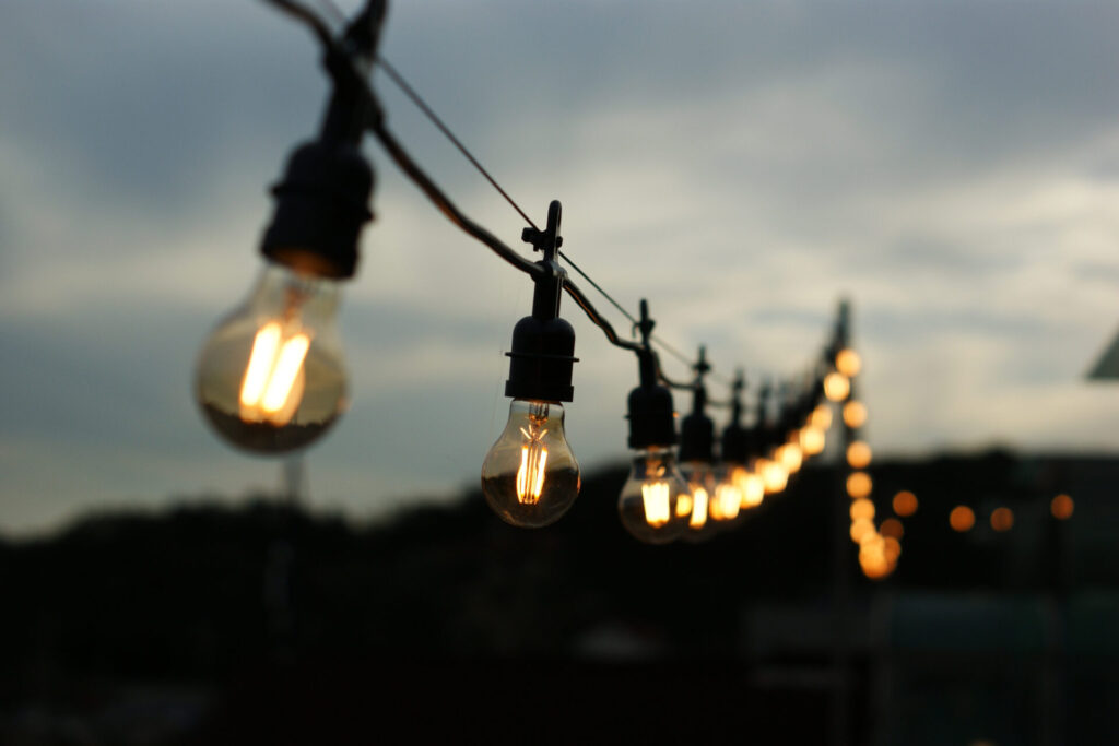 야외 감성 캠핑장의 전구 조명, 따뜻한 불빛으로 공간 분위기를 완성하는 주방템 아이디어